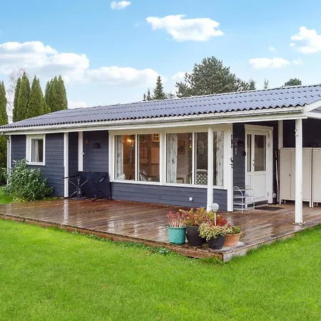 Pet Friendly In With Kitchen Holiday home